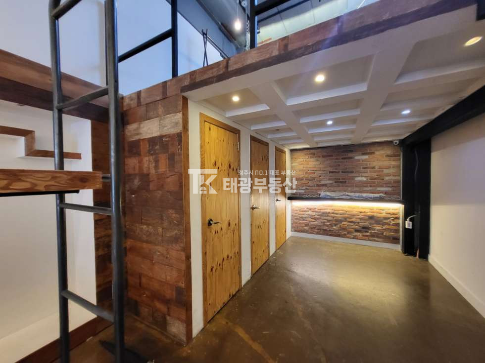 충북 청주상당구 서문동 주건축물제1동 성안길 상가임대. 서문동 인테리어 완비된 상가. 모든업종 문의 가능 월세 매물번호 10258 사진 2